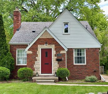 1984 Beaufait Dr, Grosse Pointe Woods, MI, 48236