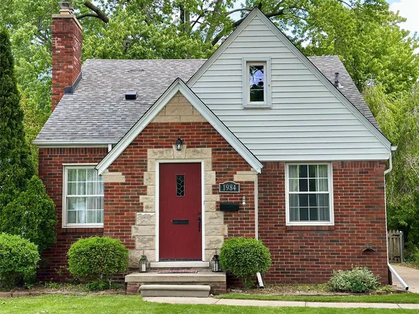 1984 Beaufait Dr, Grosse Pointe Woods, MI 48236