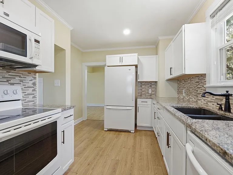1301 Clarke St — Photo 10