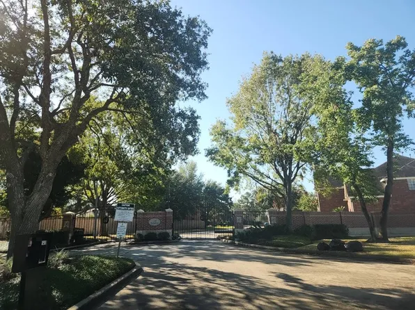 218 Magnolia Grove Ln, Houston, TX 77049