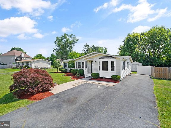 3rd image of 119 Oakridge Dr