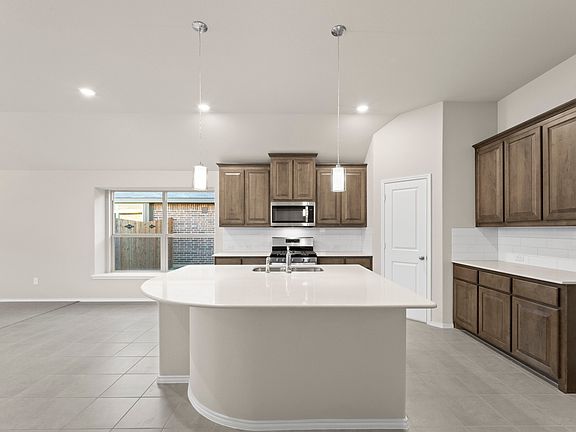 2nd image of 916 Eloise Ln