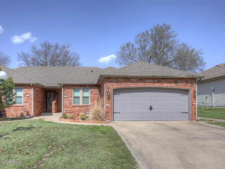 222 W Briarbrook Ln — Photo 1