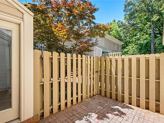 5th image of 46 Mount Vernon Cir