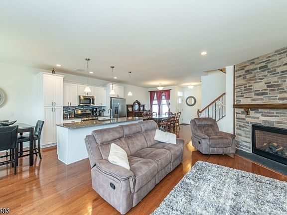 3rd image of 5 White Aster Ct