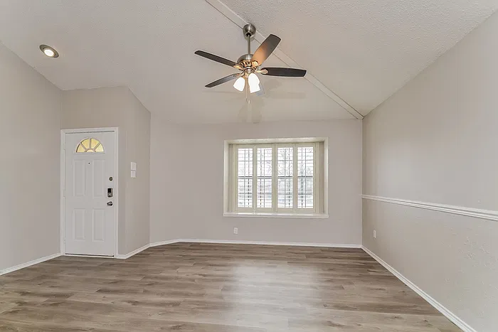 3 bed, 2.0 bath, 1293 sqft, $1,970 — Photo 4
