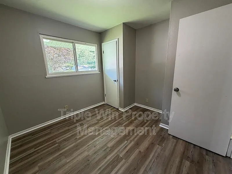 3 bed, 1.0 bath, 936 sqft, $1,300 — Photo 4