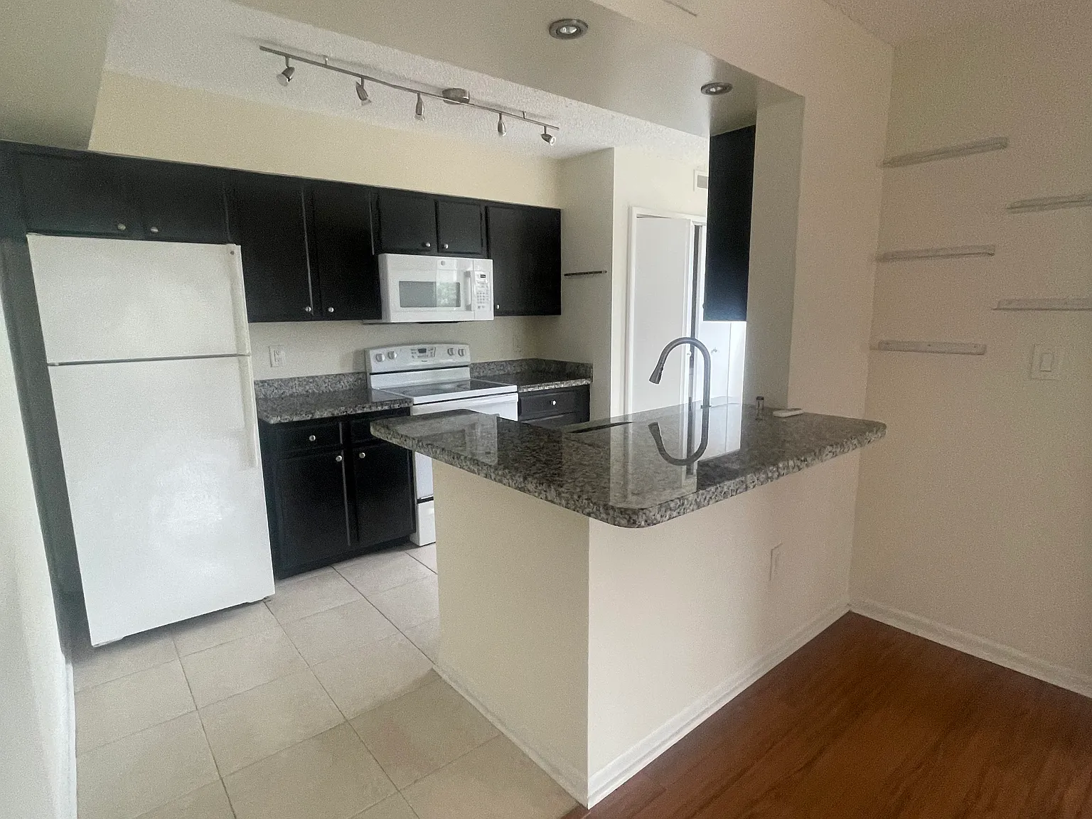 2 bed, 981 sqft, $2,200 — Photo 1