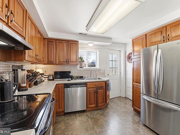 5th image of 2200 Poplar Rd