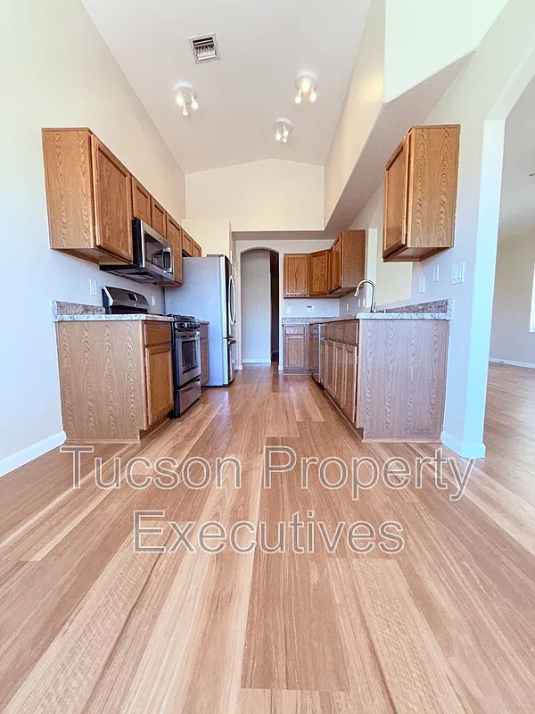 3 bed, 2.0 bath, 1356 sqft, $1,850 — Photo 3
