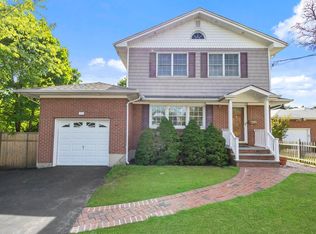 13 Irving Ct, Hicksville, NY 11801