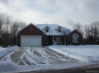 5512 Hartford Dr, Lockport, NY 14094