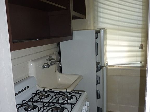 3rd image of 410 W 35th St APT 19