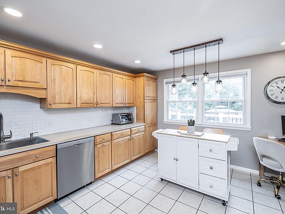 3rd image of 1525 James Ct