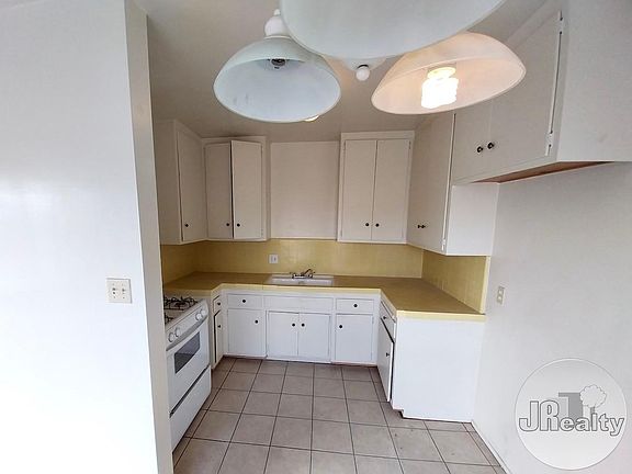 3rd image of 254 W 42nd Pl #4