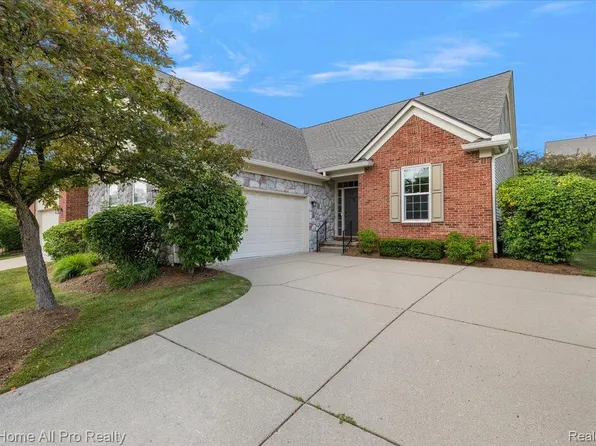 838 Knolls Landing Dr #6, Milford, MI 48381