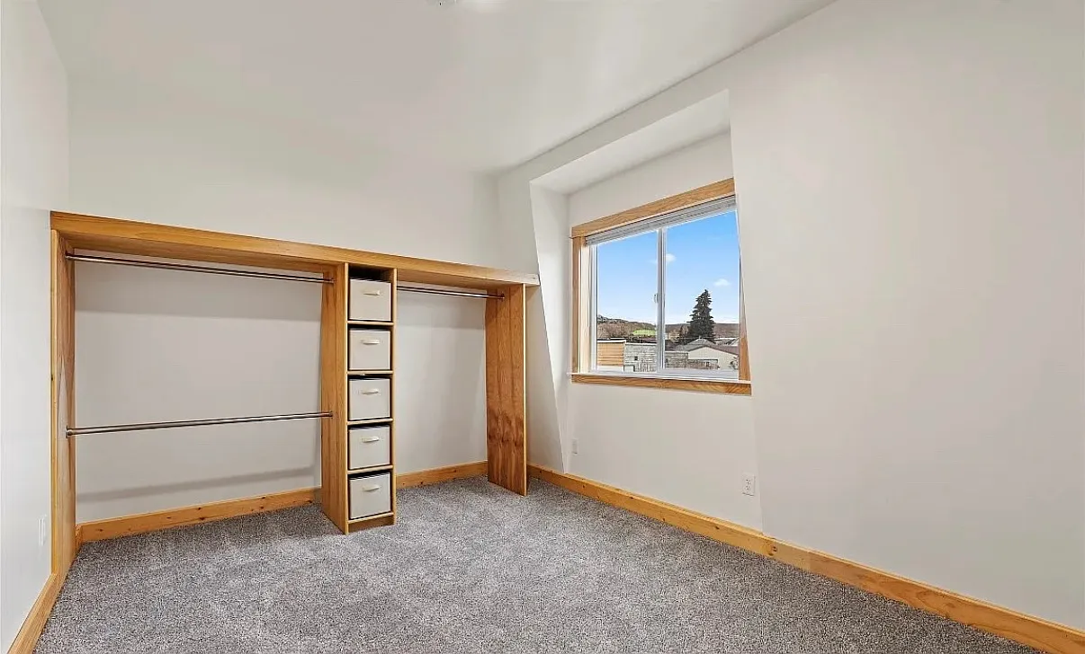 3 bed, $1,400 — Photo 4