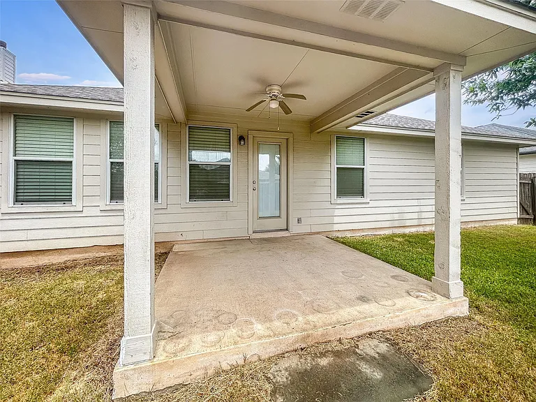 7810 Squirrel Hollow Dr — Photo 32