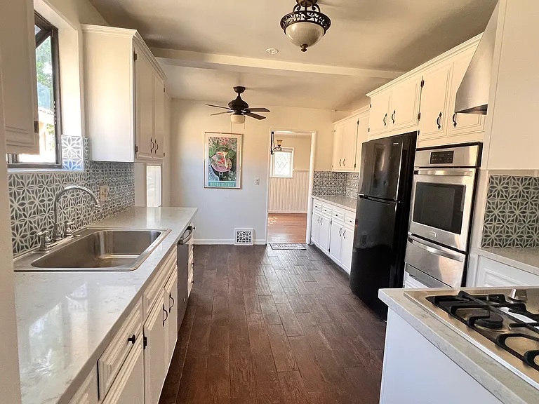 324 N Story Pl — Photo 14