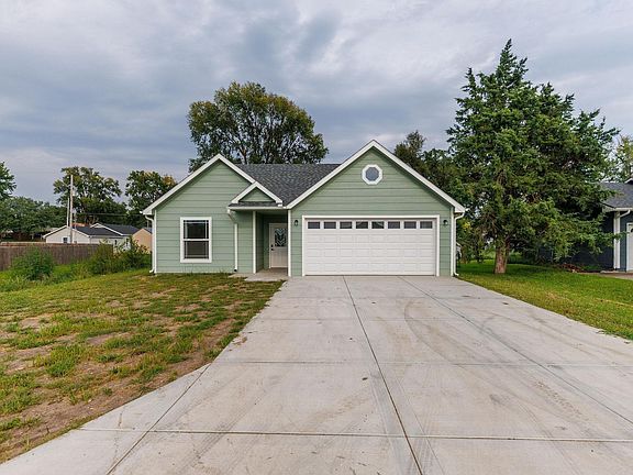 3rd image of 130 Sunset Ln