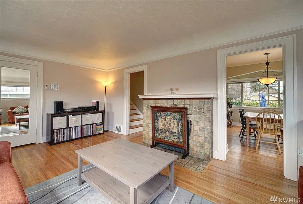 North Tacoma home, Tutor style, 4 bedroom, 2 bathroom home, fenced yard! - Available November 15t... — Photo 4