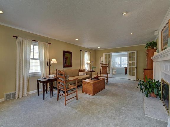 3rd image of 582 Lake Forest Dr