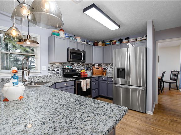 2nd image of 407 Sweetbay Ct