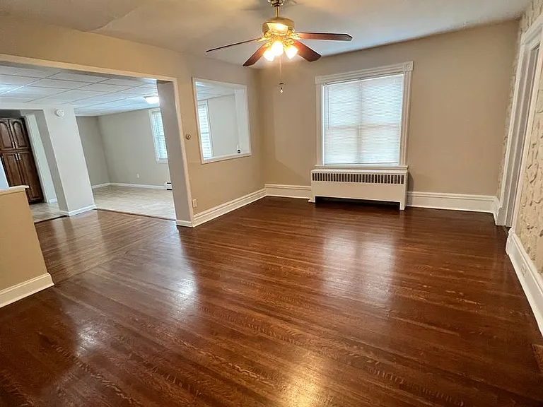 224 E Commercial St — Photo 9