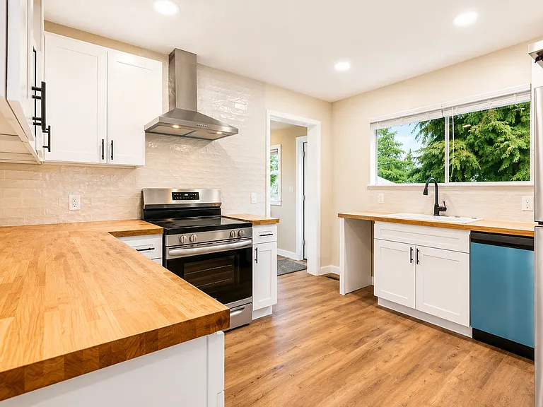 401 Louviers Ave — Photo 6