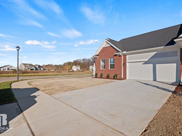 1470 Lincoln St, Lapeer, MI 48446