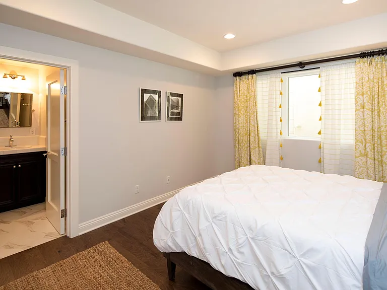 553 Stratford Ct — Photo 13