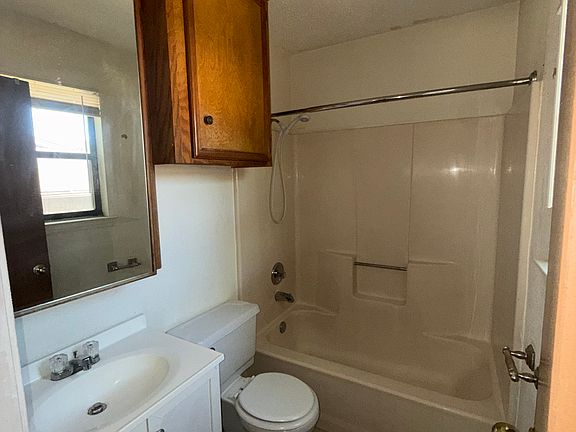 5th image of 933 Edwards St
