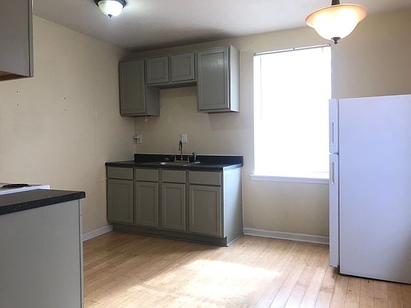 5th image of 455 Eleanor Ave APT 1