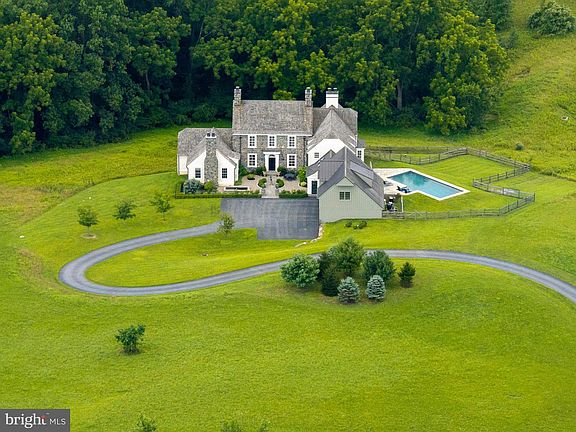 3rd image of 1484 W Strasburg Rd