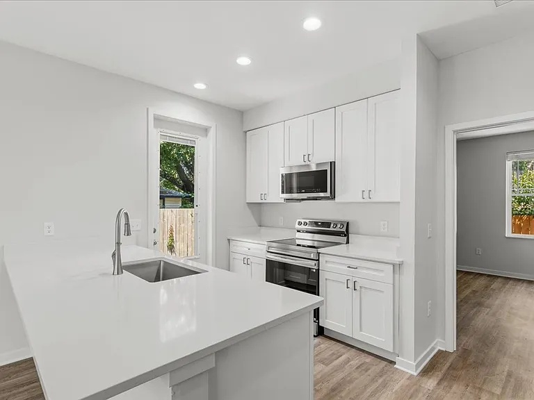 516 SW 7th Pl — Photo 6