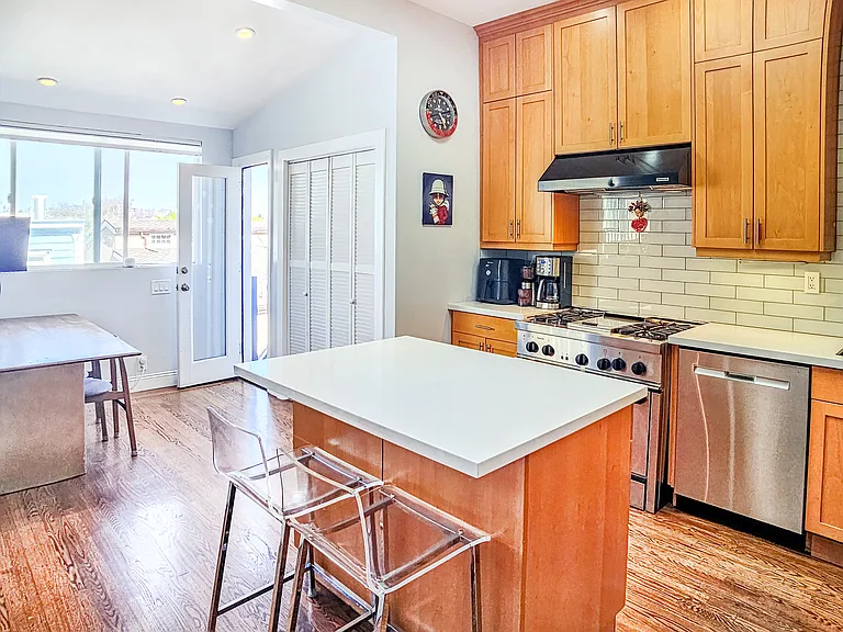 39 Oakwood St — Photo 3