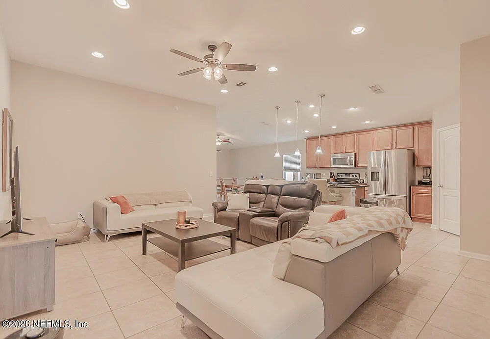 4 bed, 2.0 bath, 1810 sqft, $2,500 — Photo 2