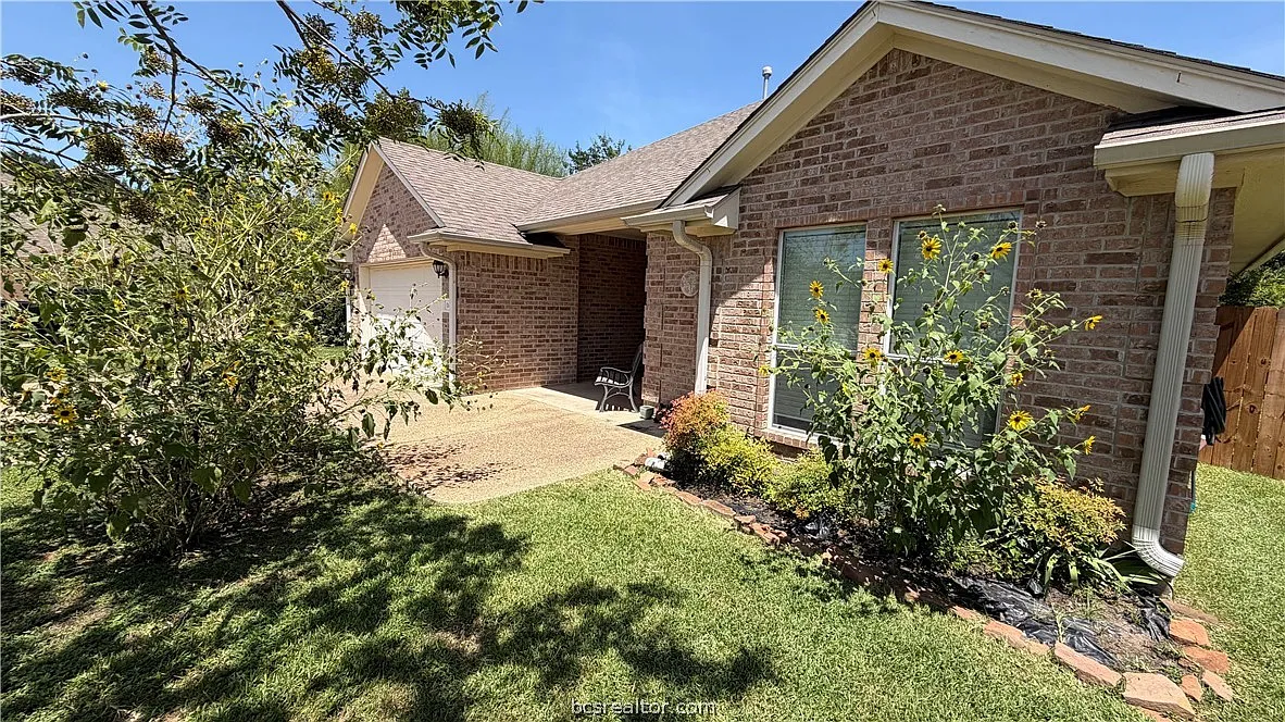 4 bed, 2.5 bath, 2255 sqft, $2,600 — Photo 3