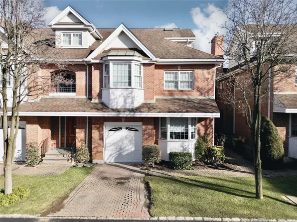 33 Portico Place #33, Great Neck, NY 11021