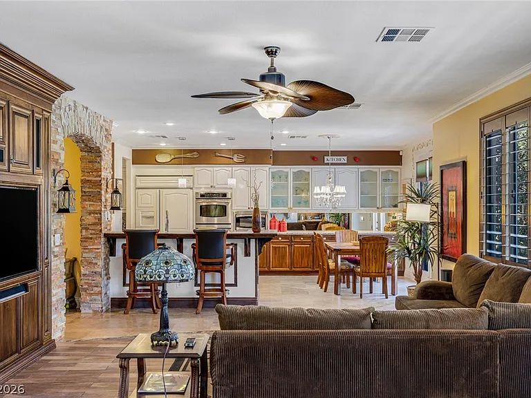 724 Pinnacle Heights Ln — Photo 14