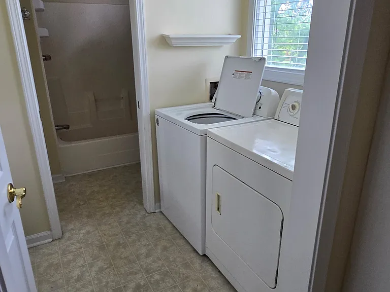 Upstairs master bathroom with 2 sinks and tub/shower combo (Washer/Dryer provided)