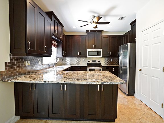 Kitchen w/Granite Counters