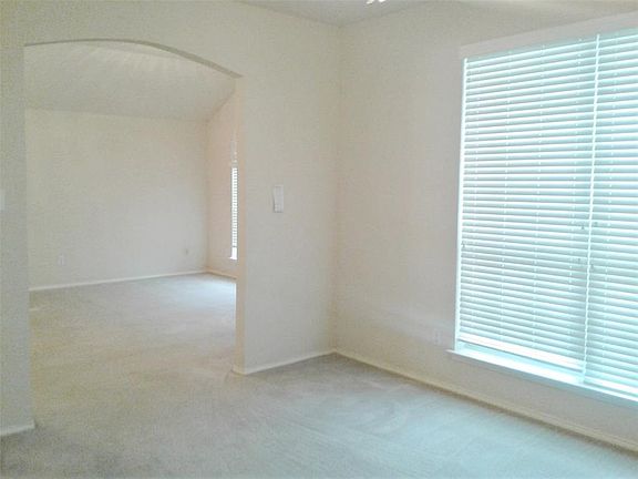 5th image of 916 Virginia Ln