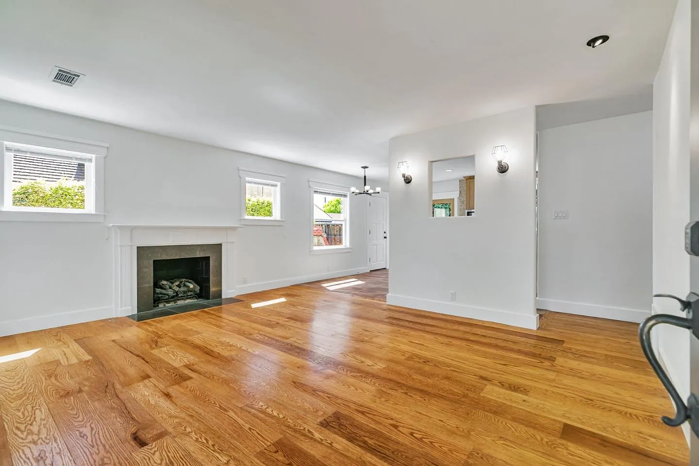 3 bed, 1148 sqft, $7,000 — Photo 2