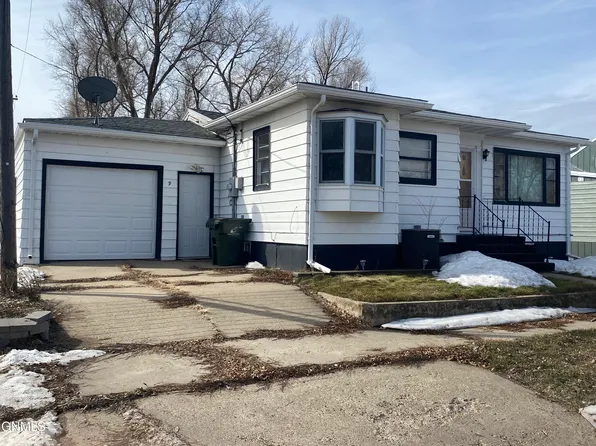 9 3rd St NW, Hazen, ND 58545