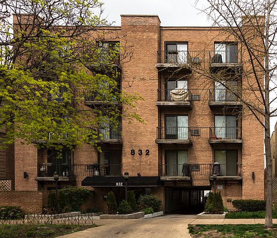 1st image of 832 W Oakdale Ave APT 3K