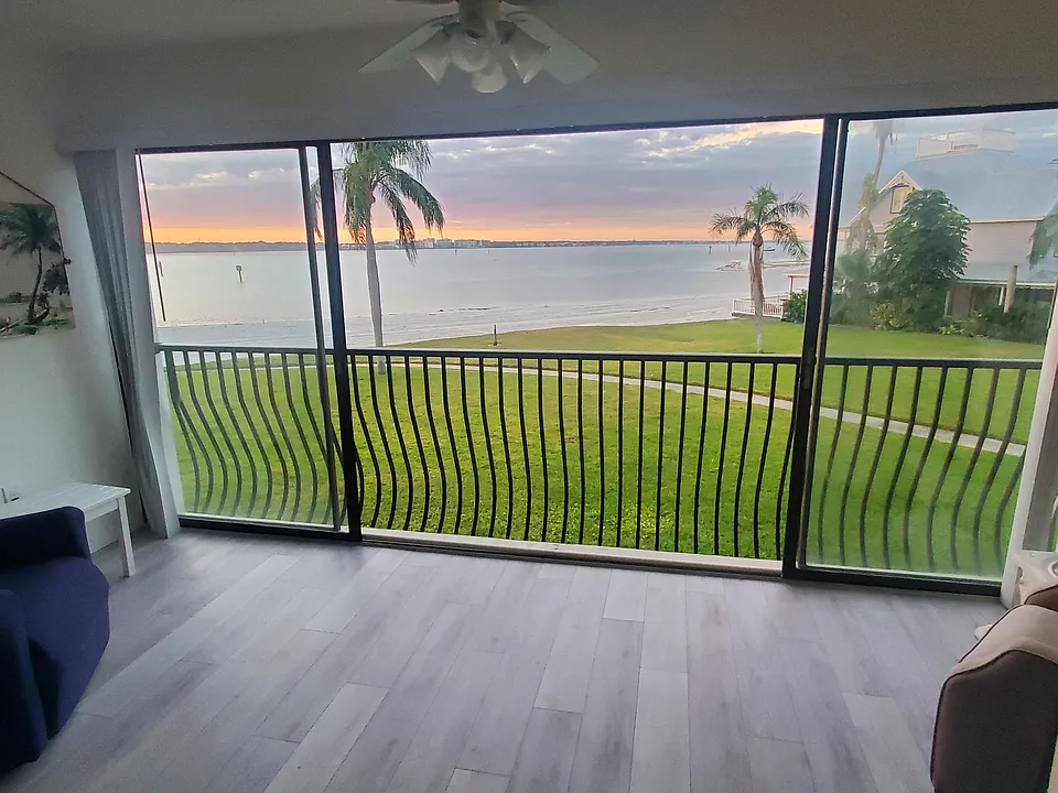 895 S Gulfview Blvd #201