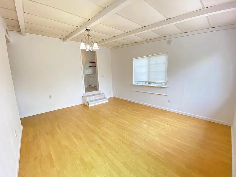 638 N Bayview Ave — Photo 12