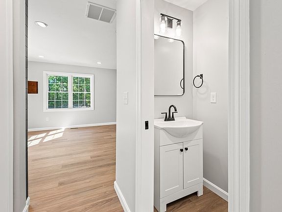 4th image of 93 Rockland Rd #1