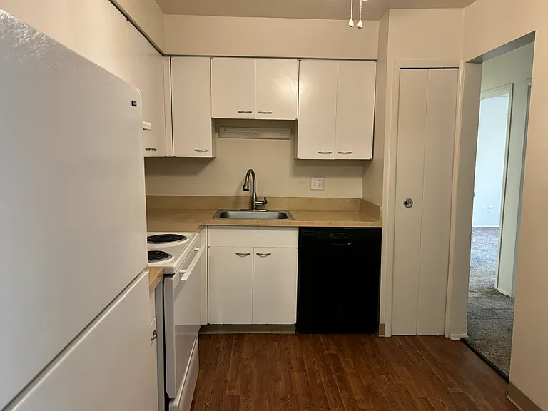 Lincoln Woods Apartments — Photo 3